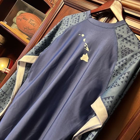 Like New Da Hui Cove Blue LS Rashguard was born in Hawaii by a group of surfer! - Picture 8 of 8